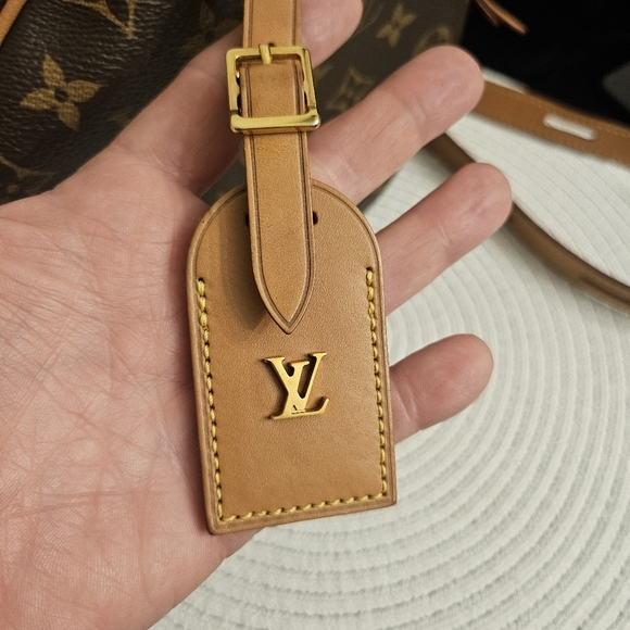 Louis Vuitton Boite Chapeau MM Crossbody Bag - Picture 10 of 14